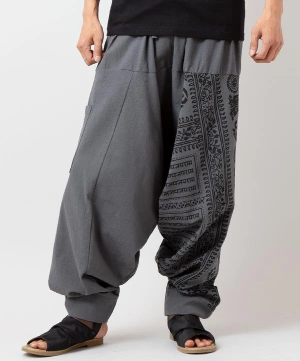 Pantalon harem à motif OM