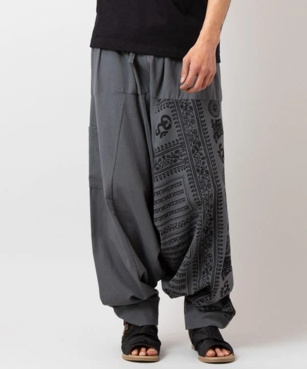 Pantalon harem à motif OM