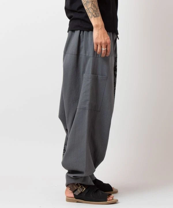 Pantalon harem à motif OM