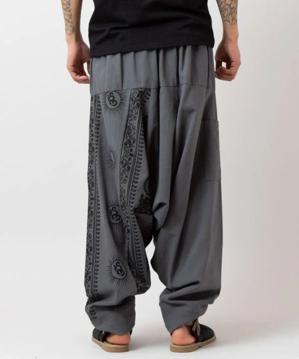 Pantalon harem à motif OM