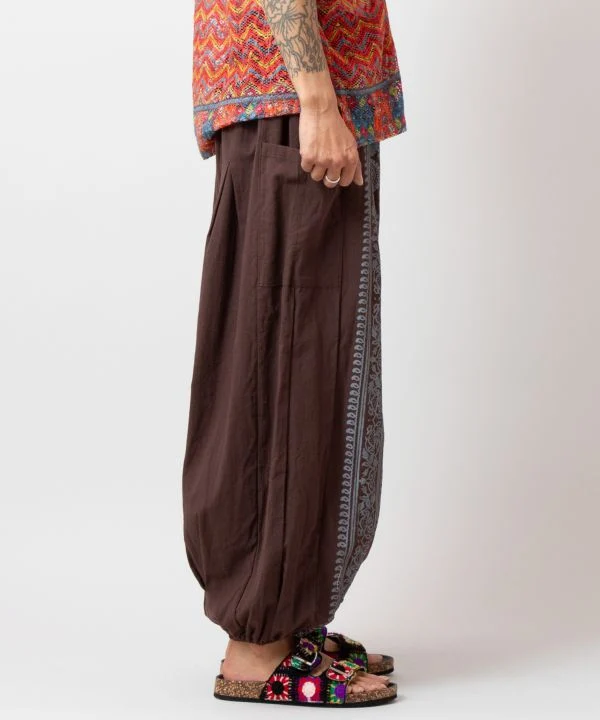 Pantalon harem à motif OM