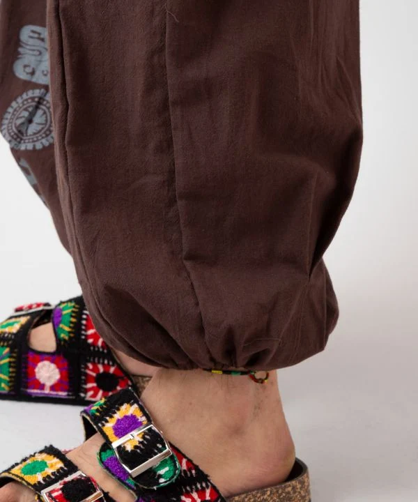 Pantalon harem à motif OM