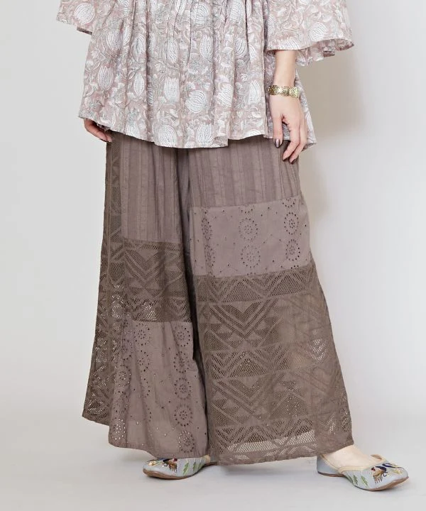 Pantalon large en patchwork de dentelle