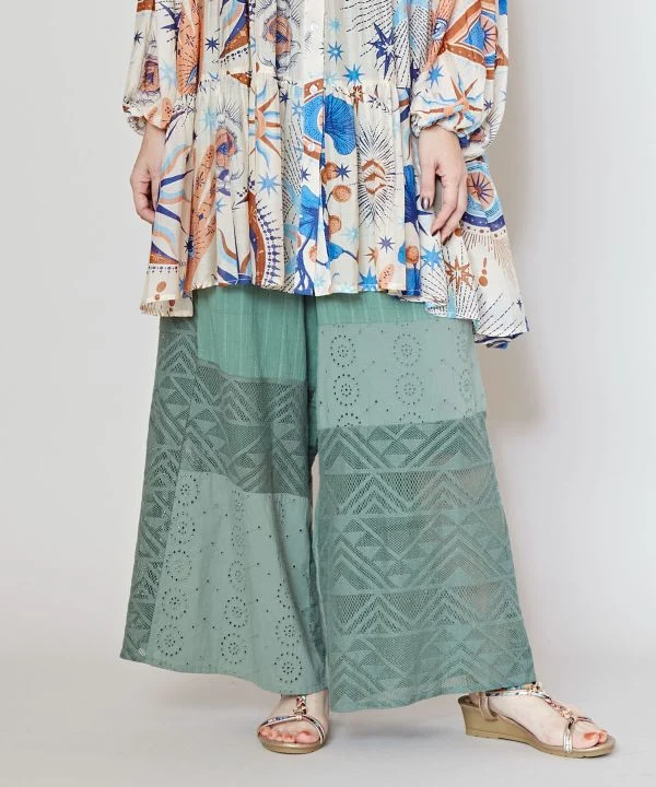 Pantalon large en patchwork de dentelle