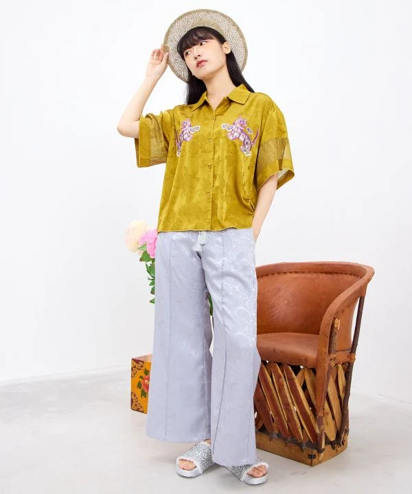 Pantalon évasé en satin à motif cachemire