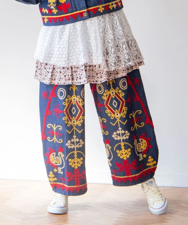Pantalon ballon en denim brodé audacieux