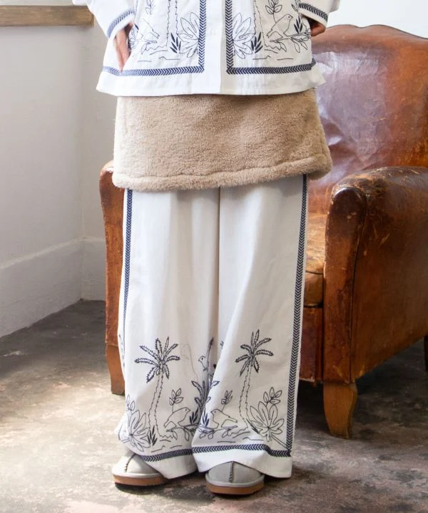 Pantalon droit en coton brodé