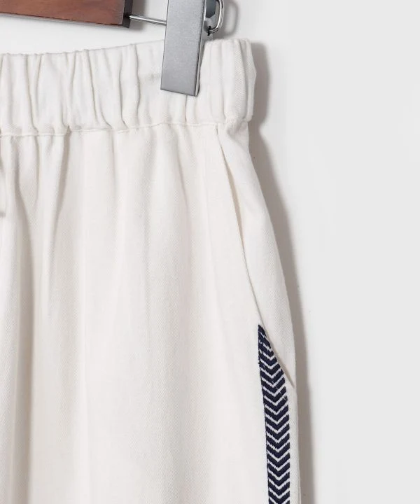 Pantalon droit en coton brodé